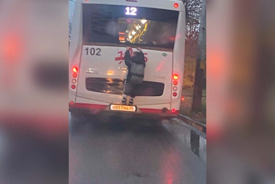 Подростков-зацеперов трижды заметили на автобусах в Череповце
