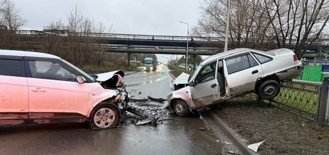 Водитель без прав устроил ДТП в Череповце: есть пострадавшие