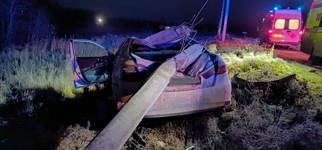 Спасатели достали водителя из «Тойоты», врезавшейся в столб в Вологодском округе