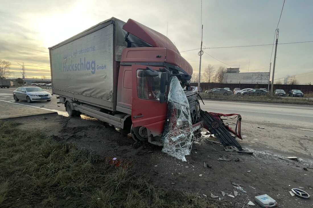 Момент жёсткого столкновения грузовика и мусоровоза в Череповце попал на видео
