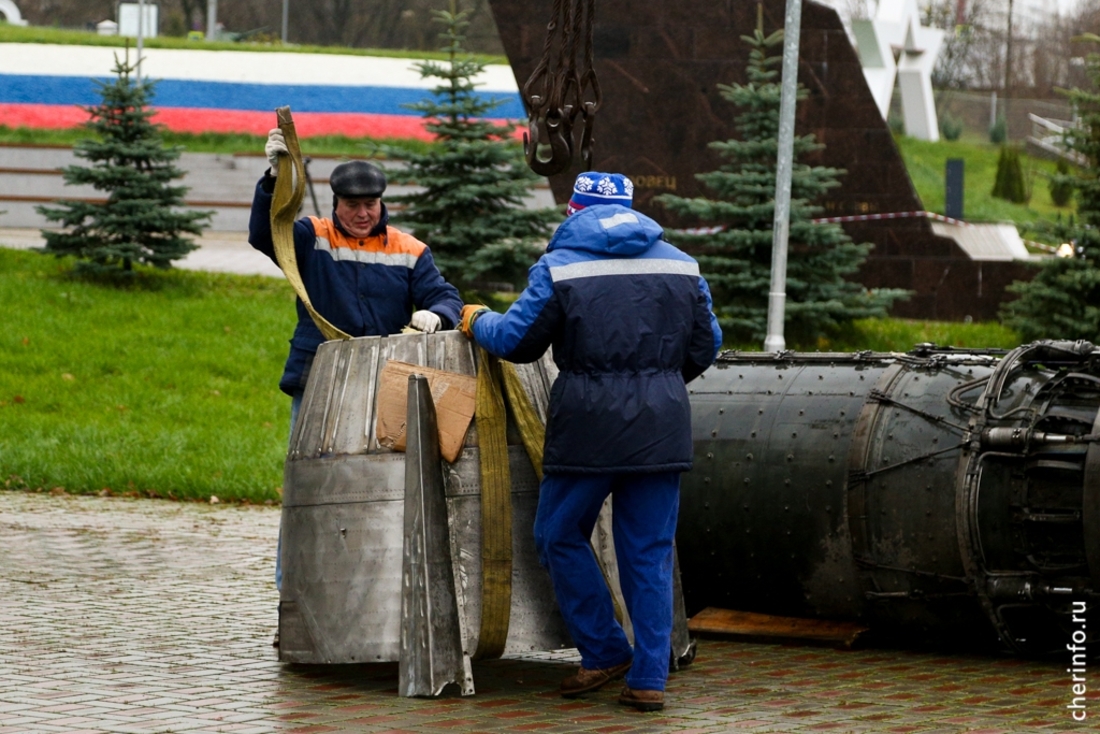 Истребитель МиГ-23 доставили в парк Победы в Череповце