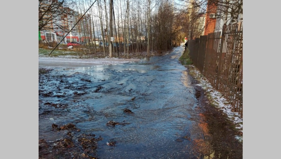 Сразу несколько прорывов на водопроводных сетях устраняют в Вологде