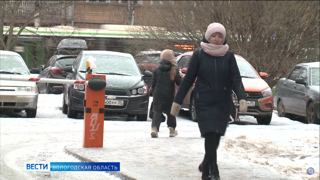 Уборка снега проходит в круглосуточном режиме в Вологде