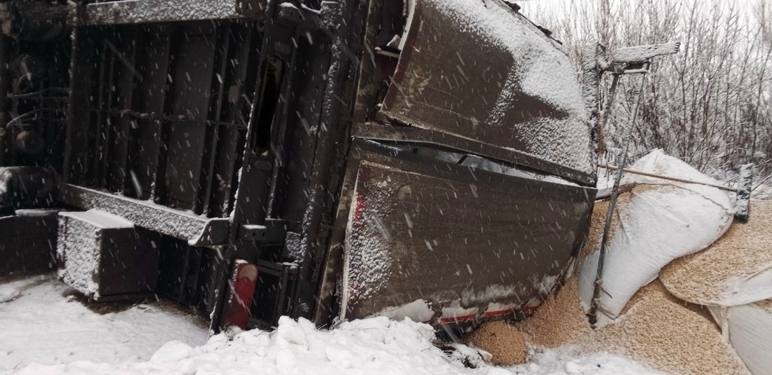 Грузовик с прицепом опрокинулся в кювет в Сокольском округе