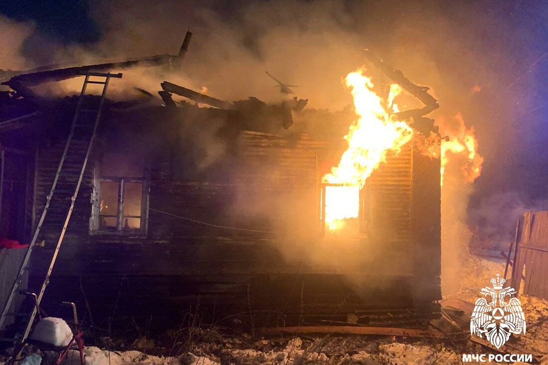 Три человека спаслись из горящего дома под Череповцом