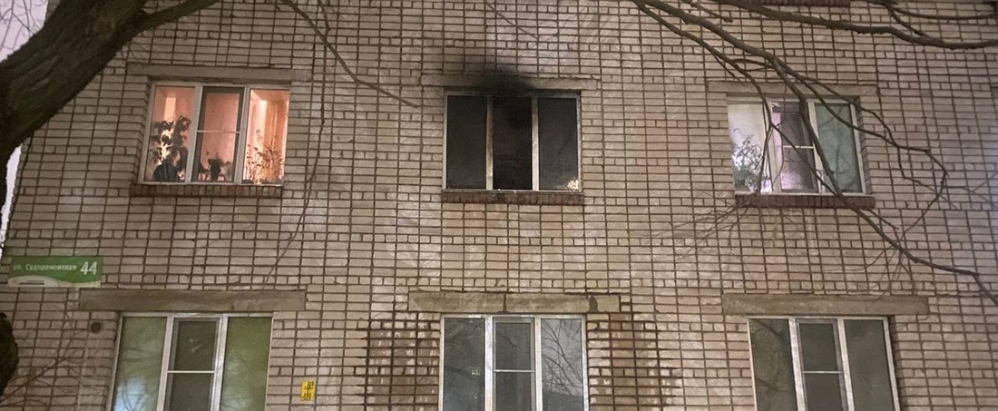 Пятерых человек, включая двух детей, спасли при пожаре в пятиэтажке в Вологде