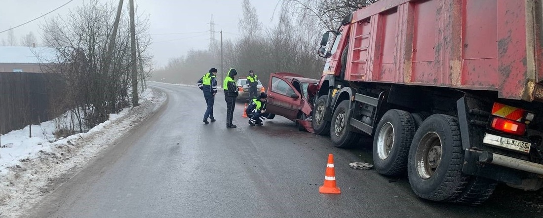 Мужчина погиб при лобовом столкновении грузовика и легкового автомобиля под Череповцом
