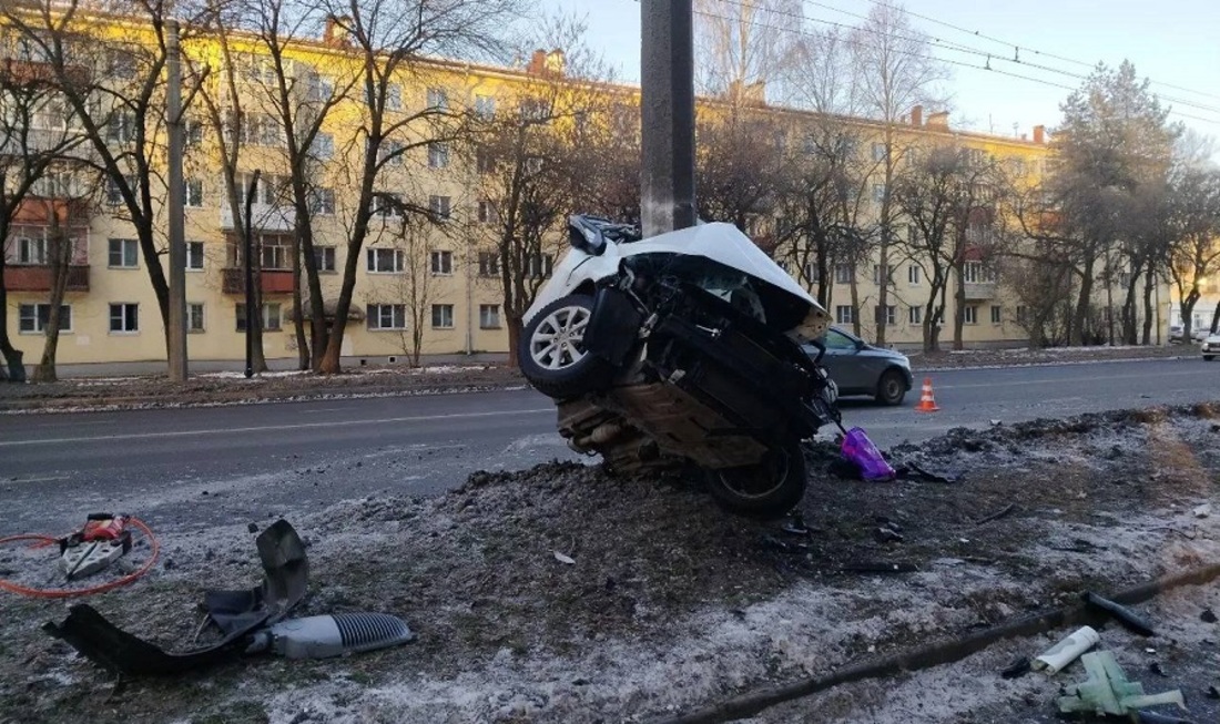 Молодой водитель погиб в результате страшного ДТП в Вологде