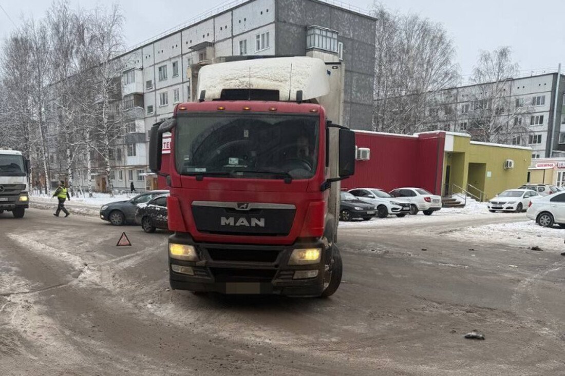 Фура сбила школьника на улице Воркутинской в Вологде
