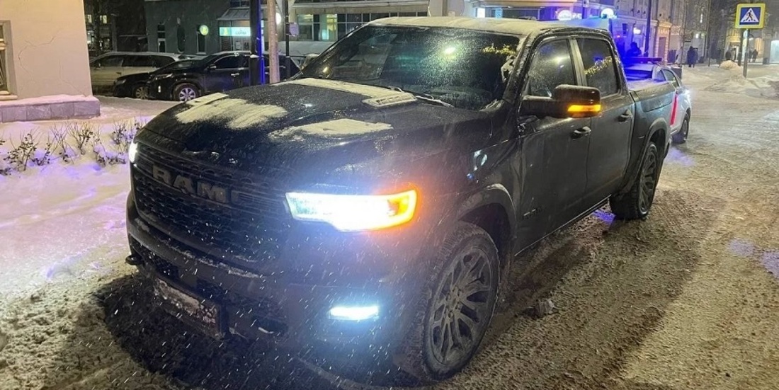 Пожилая женщина и девочка-подросток попали под колёса иномарок в Вологде и Череповце