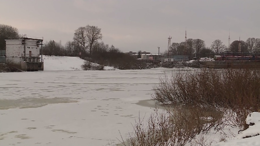 Три человека, ехавшие на снегоходе, провалились под лёд у посёлка Лиминского 