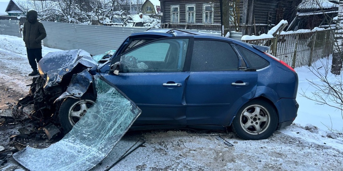Водитель пострадал при лобовом столкновении автомобилей в Вологде