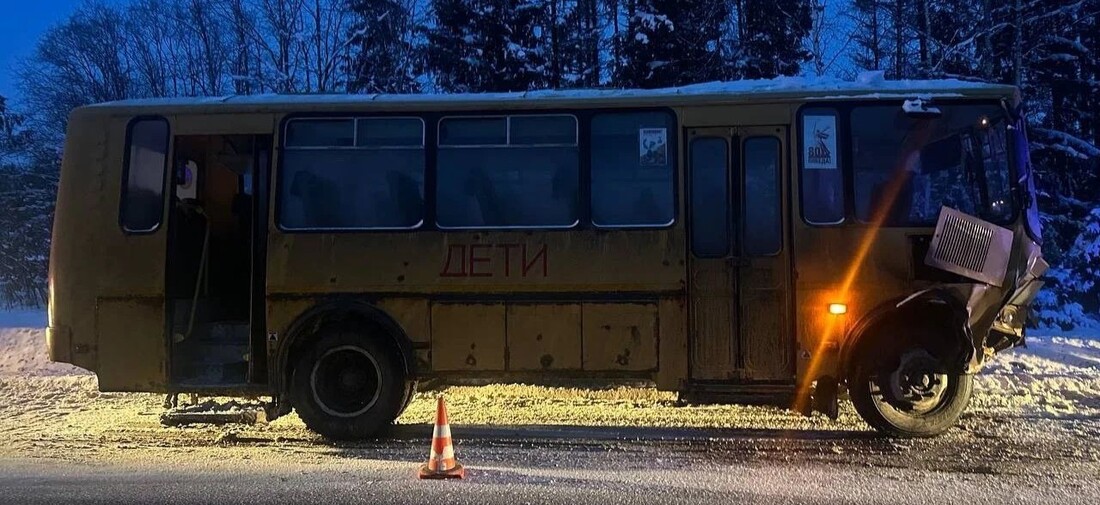 Школьный автобус столкнулся с иномаркой в Вологодской области