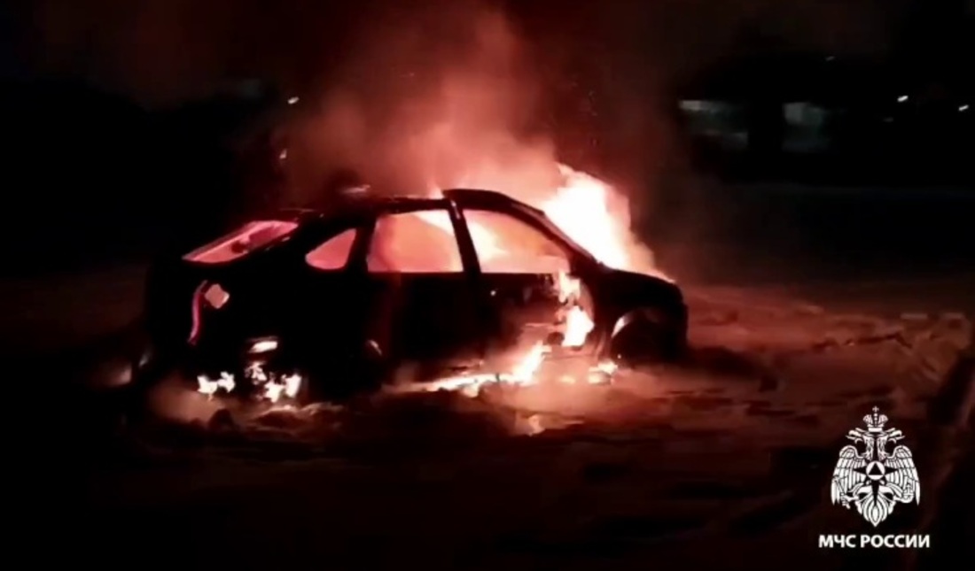Легковой автомобиль сгорел на льду реки Вологды