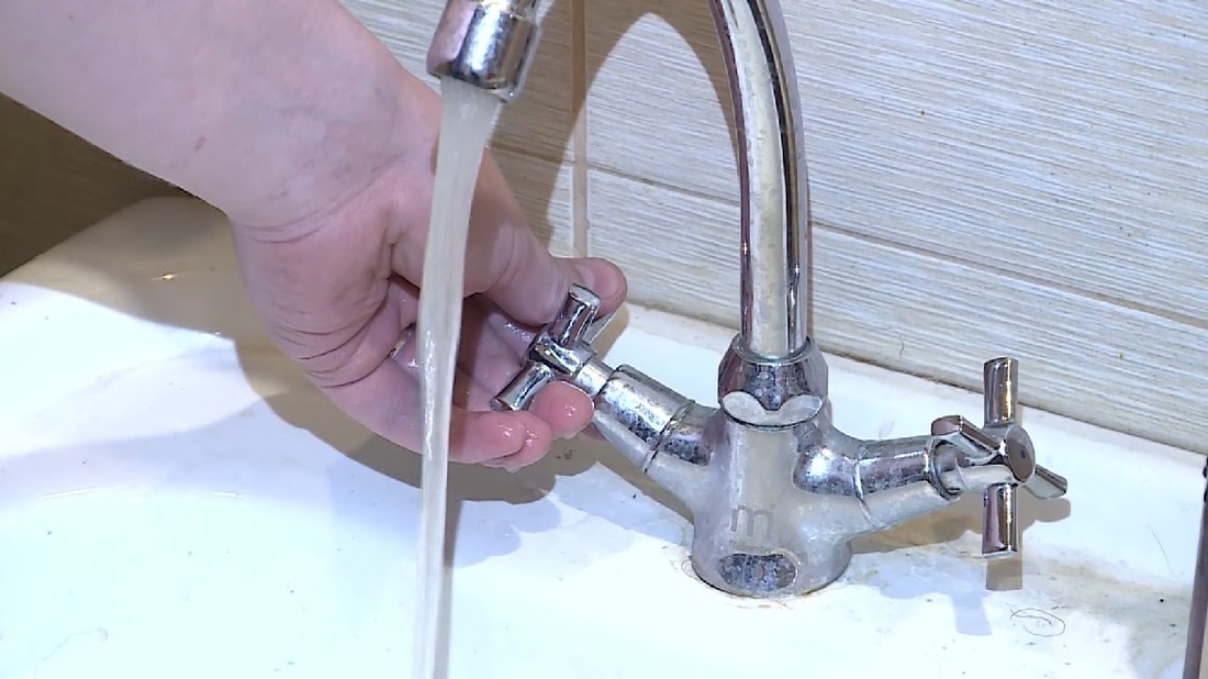 Коммунальщики устраняют прорыв на сетях водоснабжения в Осановском проезде в Вологде