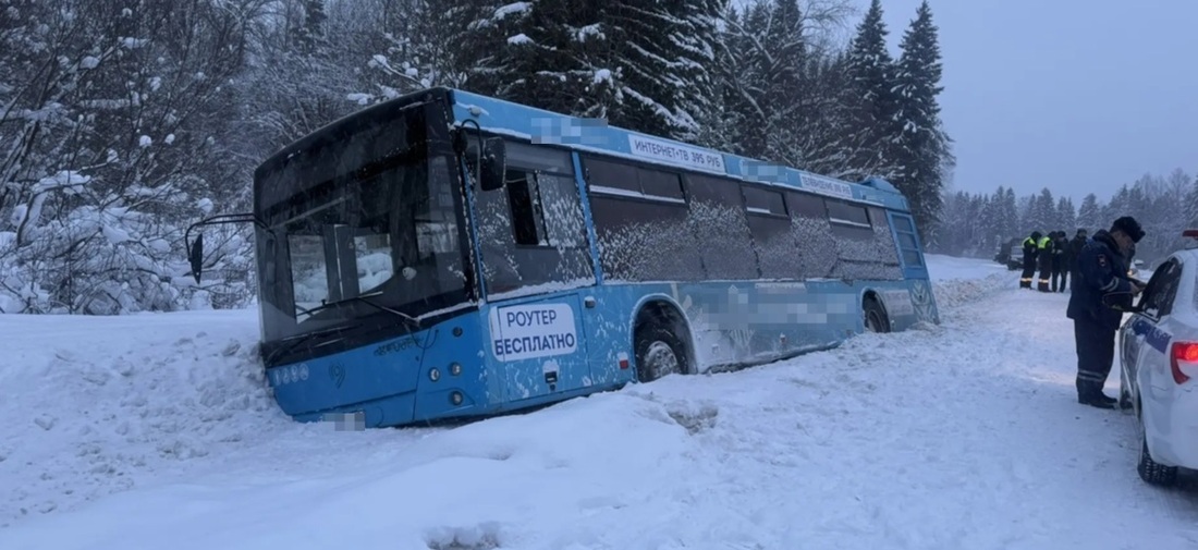 Автобус съехал в дороги под Великим Устюгом: есть пострадавшие