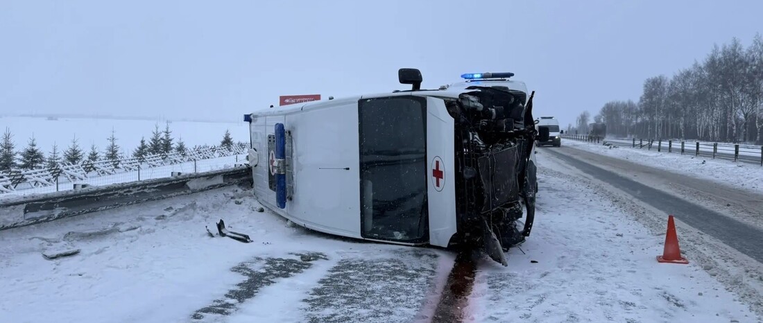 Автомобиль «скорой» опрокинулся на бок на трассе под Вологдой