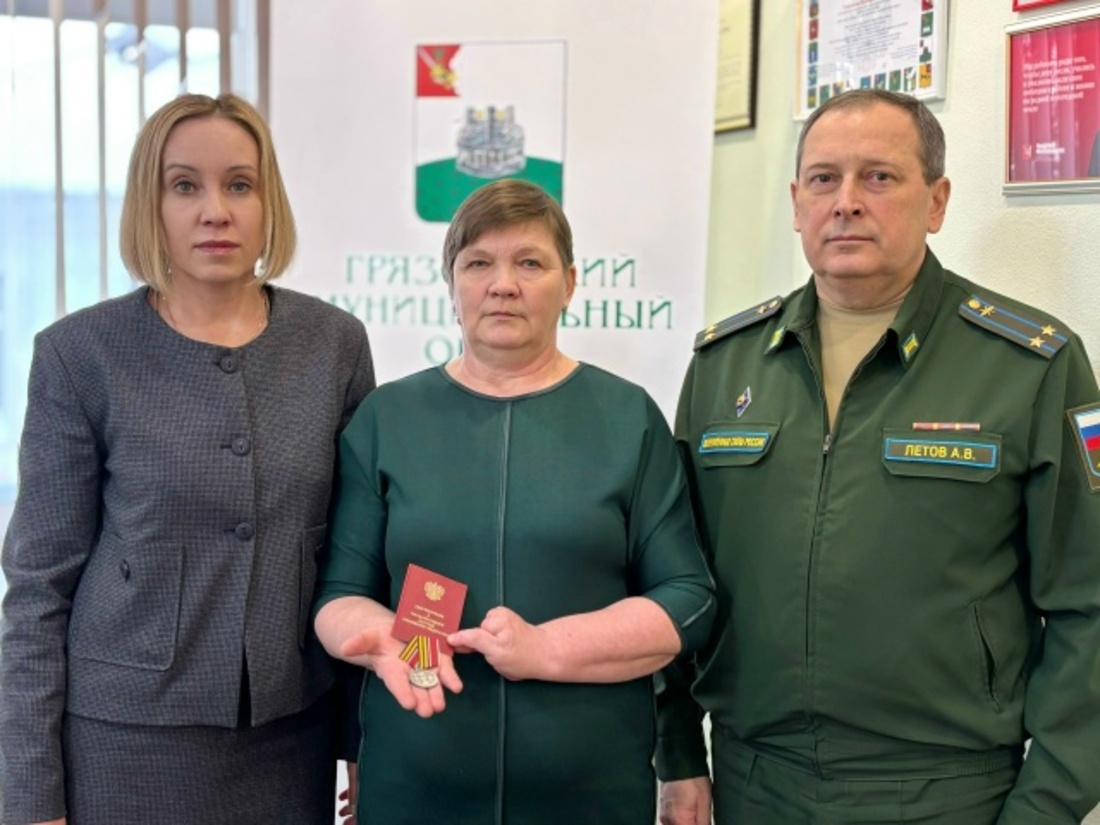 Семье погибшего бойца СВО передали его награду в Грязовце