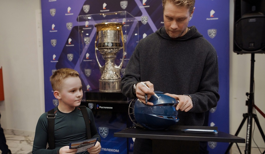 Вологжане увидели главный трофей чемпионата Континентальной хоккейной лиги 