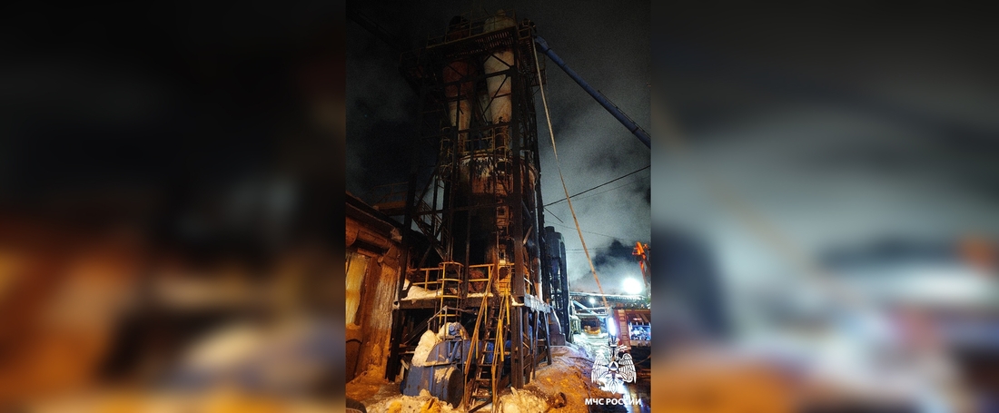 Бункер для хранения щепы загорелся на Череповецком ФМК