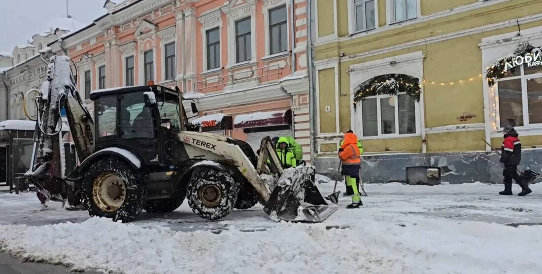 Коммунальные службы устраняют последствия снегопада в Вологде