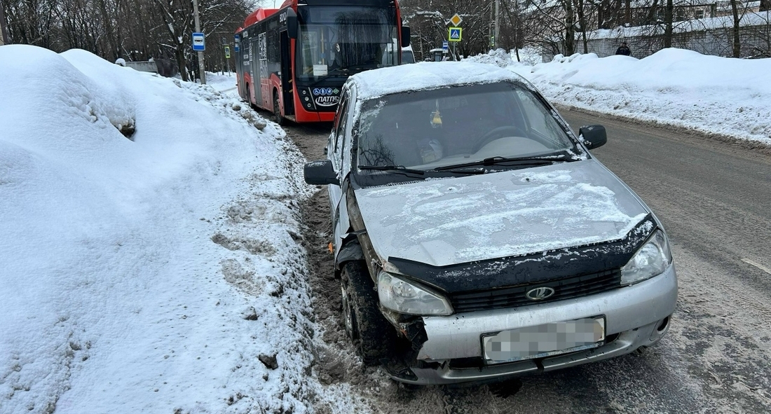 Подросток получил травмы при столкновении легковушки с автобусом в Вологде