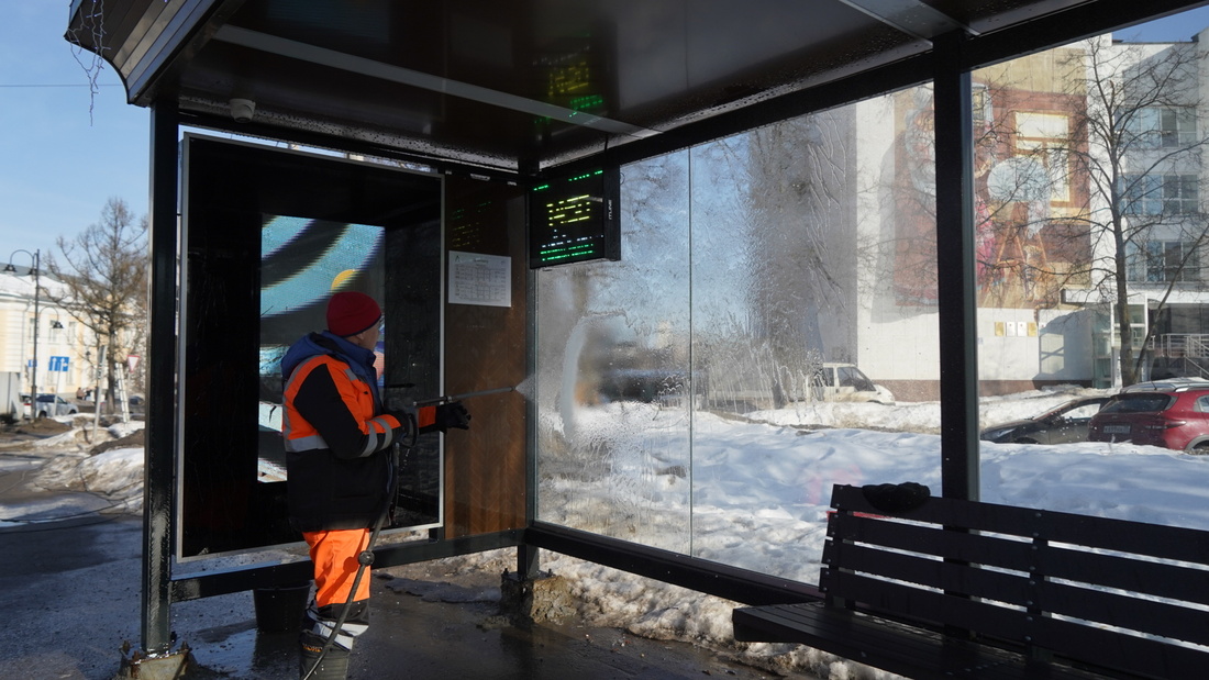 Весенняя уборка «умных» остановок началась в Вологде