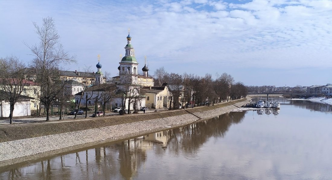 Тёплую погоду и слабый дождь пообещали вологжанам синоптики