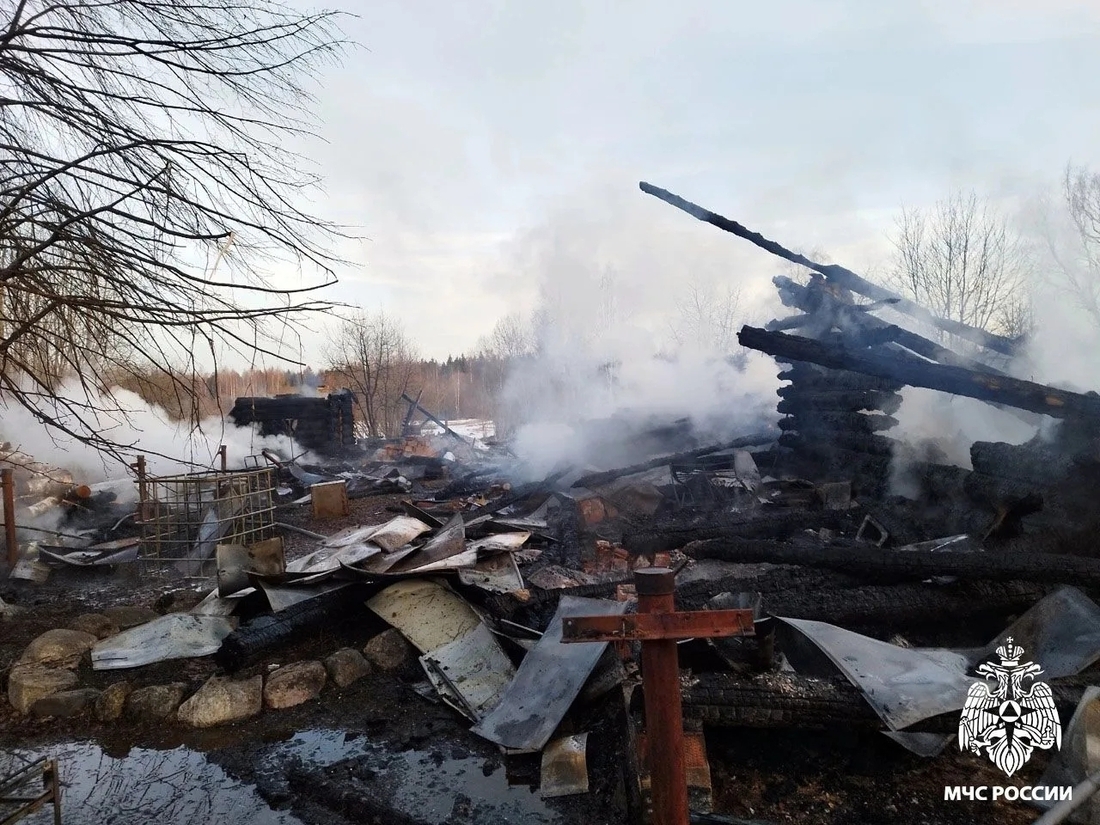Крупный пожар унёс жизнь пенсионера в Вологодском округе