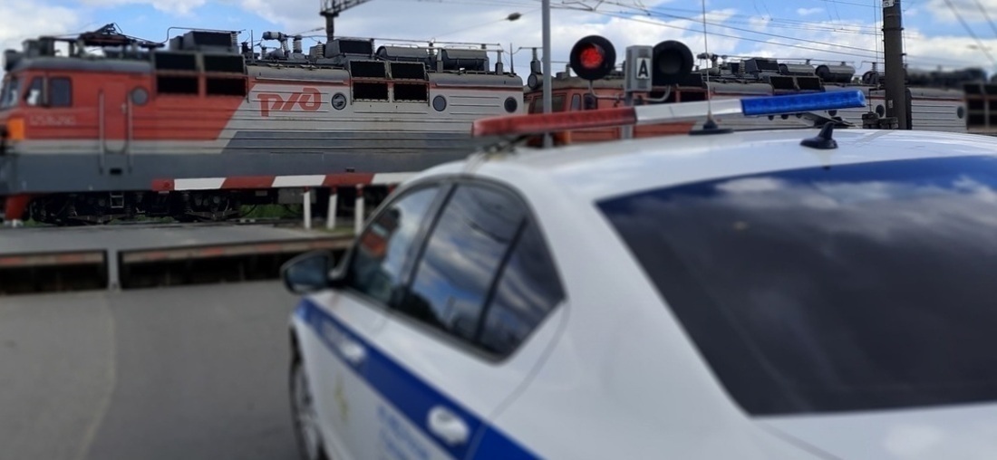 Грузовой поезд столкнулся с легковым автомобилем в Бабаевском округе