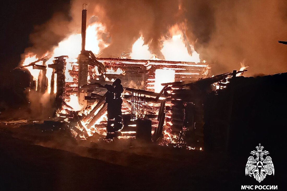 Два человека спаслись из горящего дома в Верховажском округе