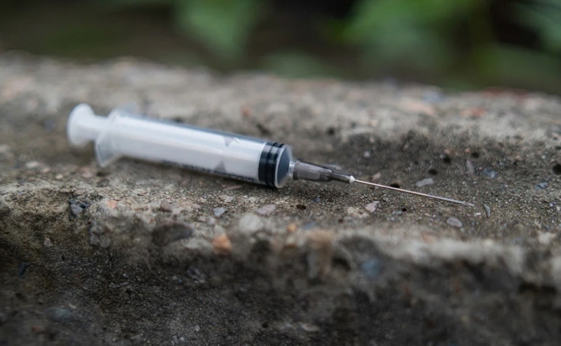 Две девочки из Вологды случайно поранили руку брошенным шприцем