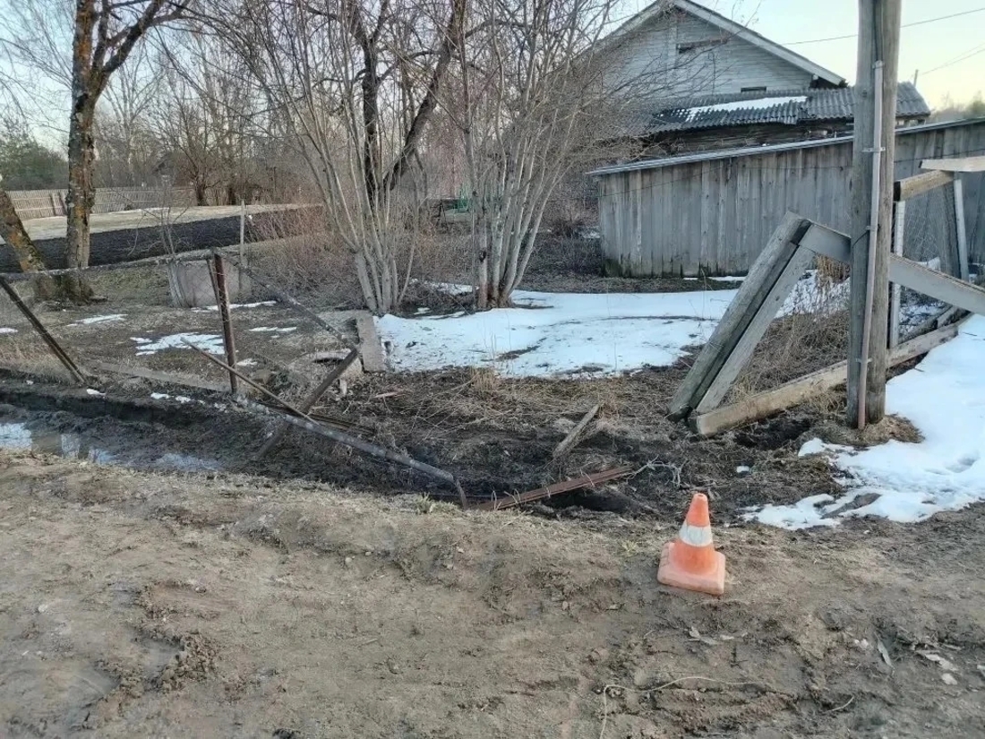 Девушка-подросток на квадроцикле врезалась в забор в Верховажье