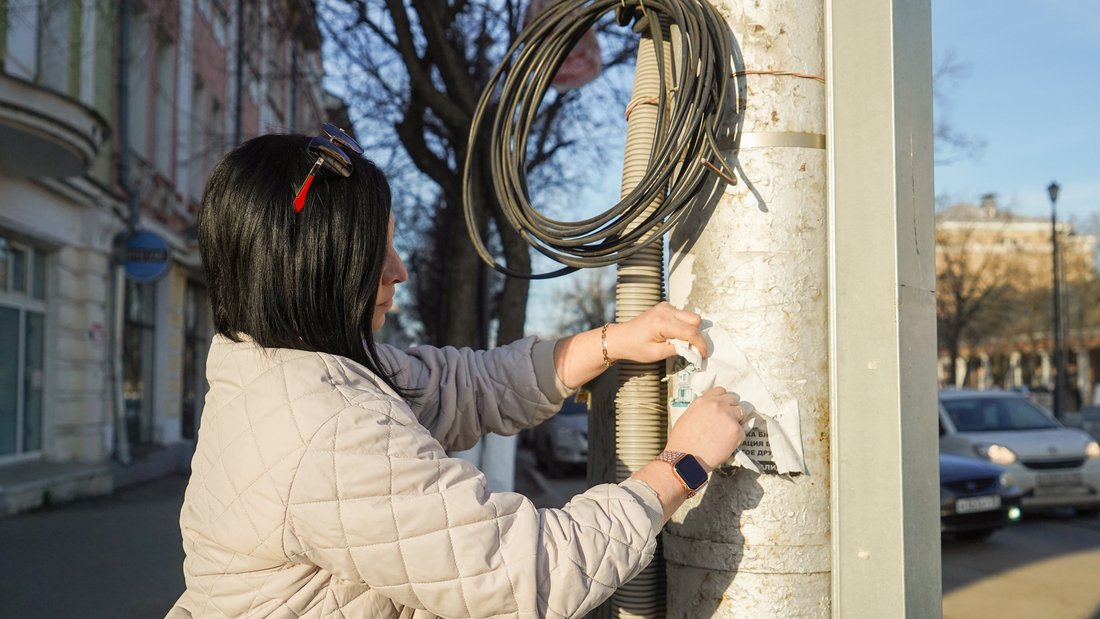 Опоры освещения очищают от незаконных объявлений в Вологде