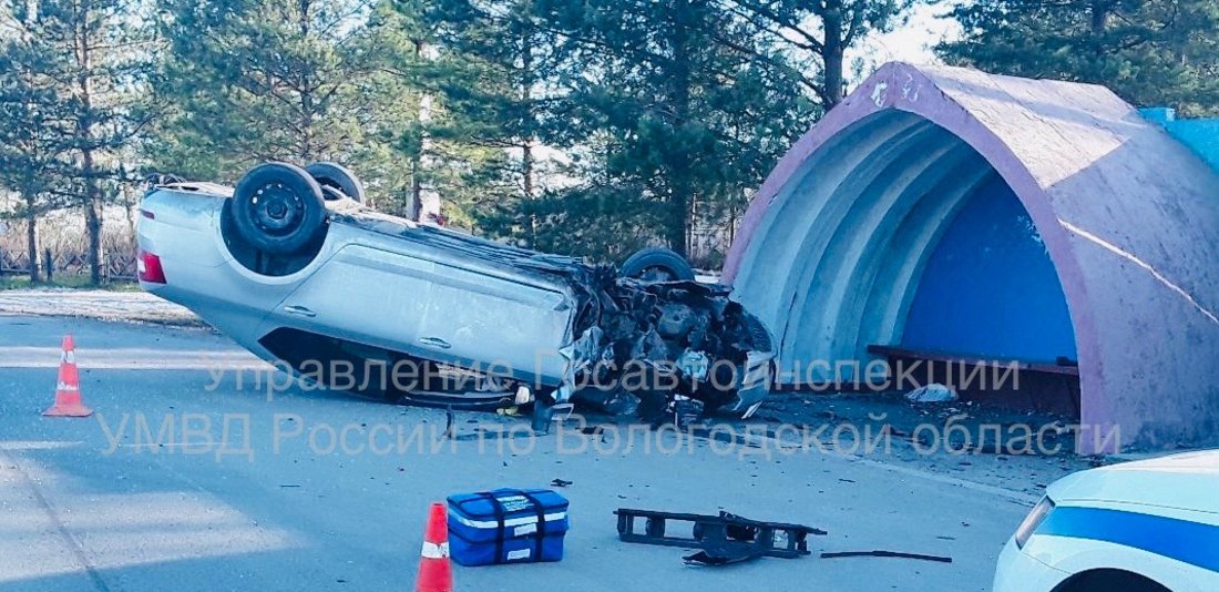 Иномарка врезалась в автобусную остановку и перевернулась в Череповецком округе