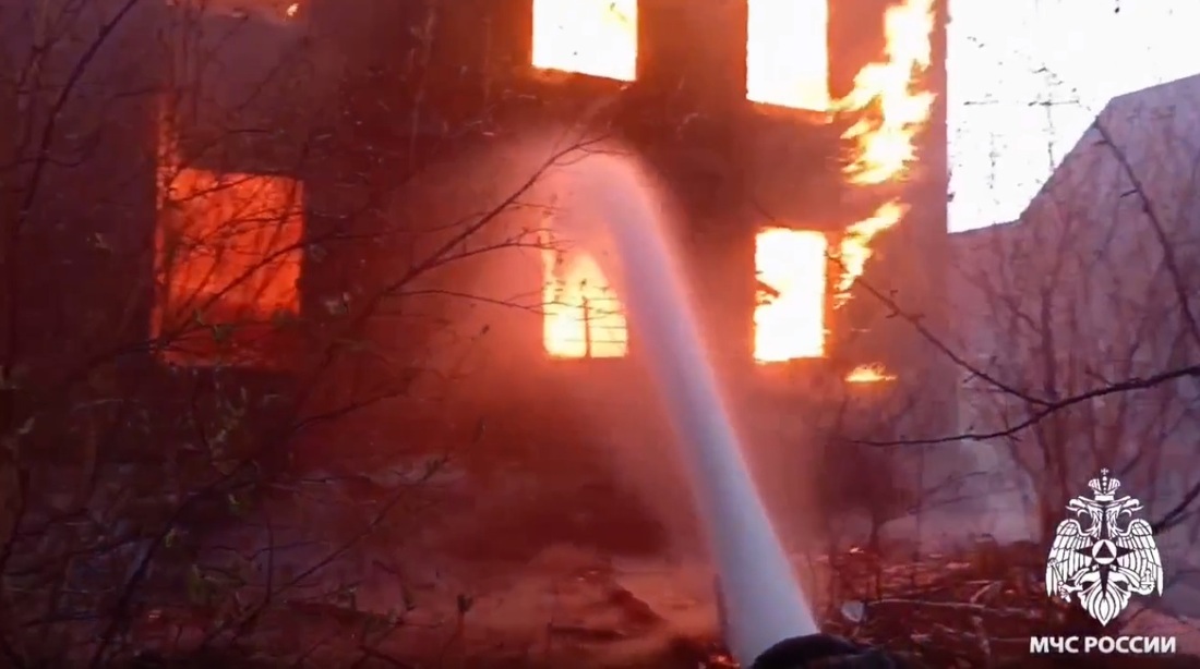 Расселённый двухэтажный дом сгорел в Череповце