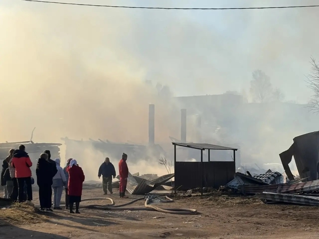 Мощный пожар уничтожил торговый центр и несколько зданий в центре Бабушкино