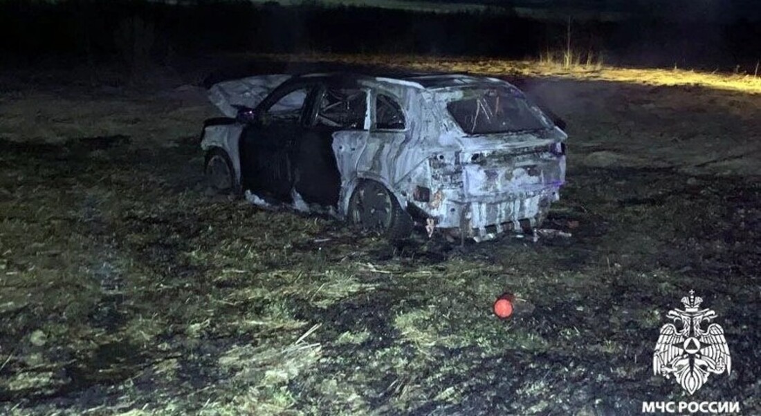 Застрявшая в поле под Череповцом машина сгорела, пока водитель искал помощь 