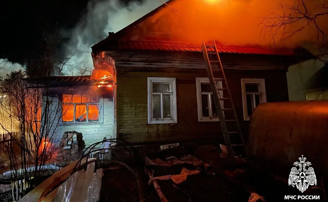 Крупный пожар серьёзно повредил жилой дом в Великом Устюге