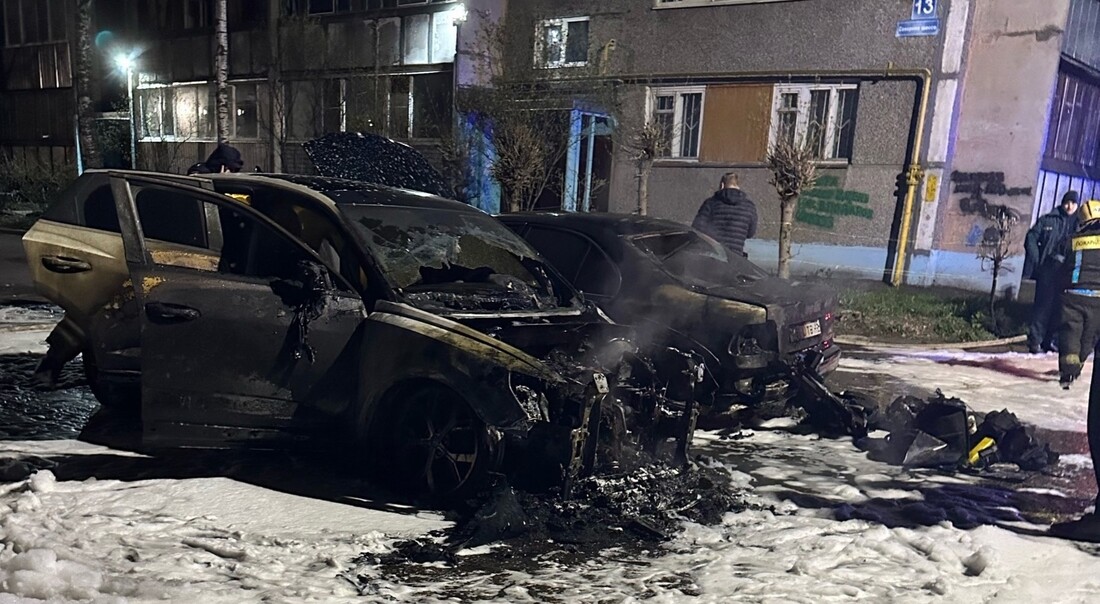 Три припаркованных автомобиля загорелись ночью в Череповце