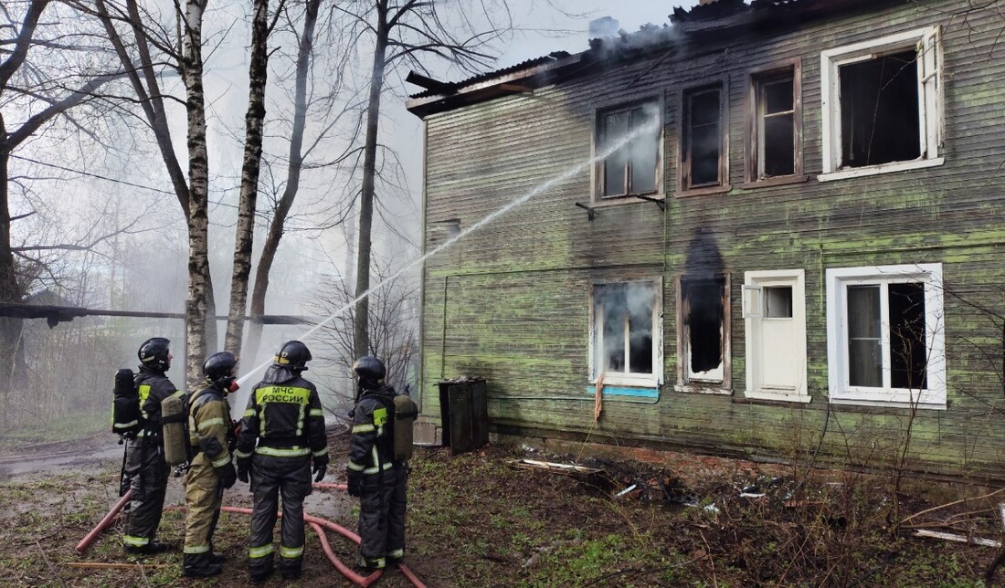Пять человек спасены из горящего восьмиквартирного дома в Соколе