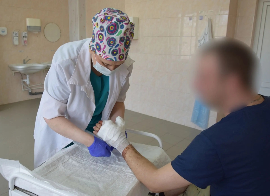 Череповецкие врачи спасли мужчине руку, повреждённую болгаркой