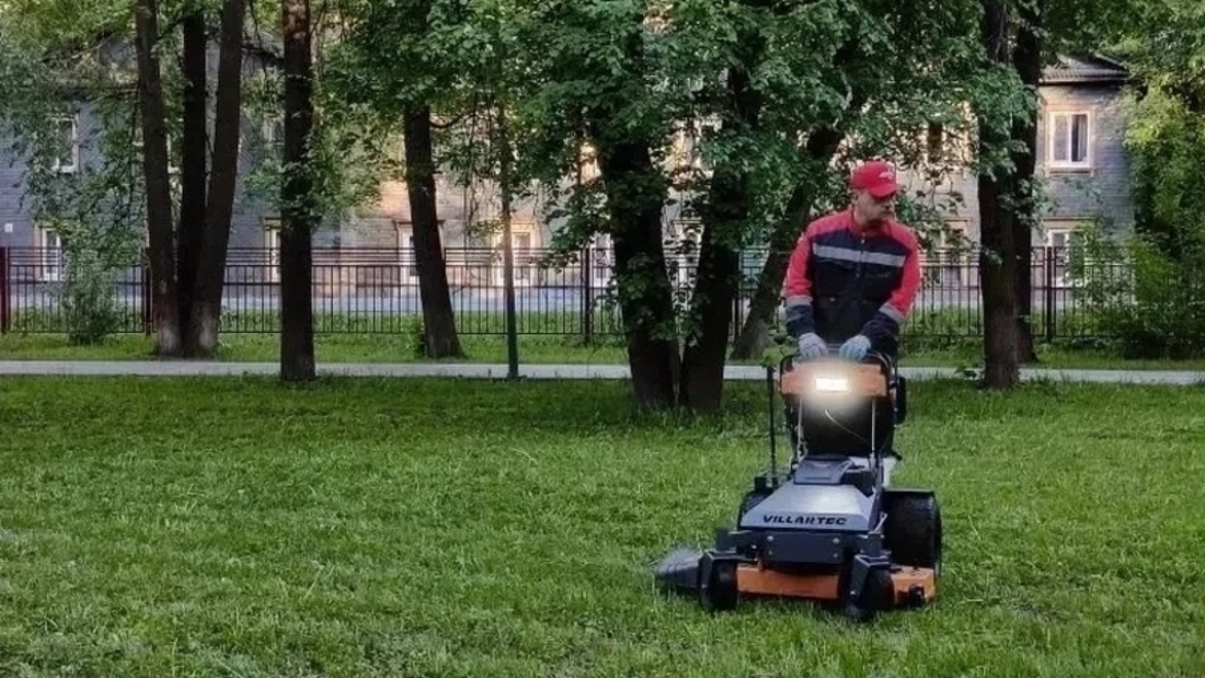 Новую технологию покоса травы внедряют в Вологде