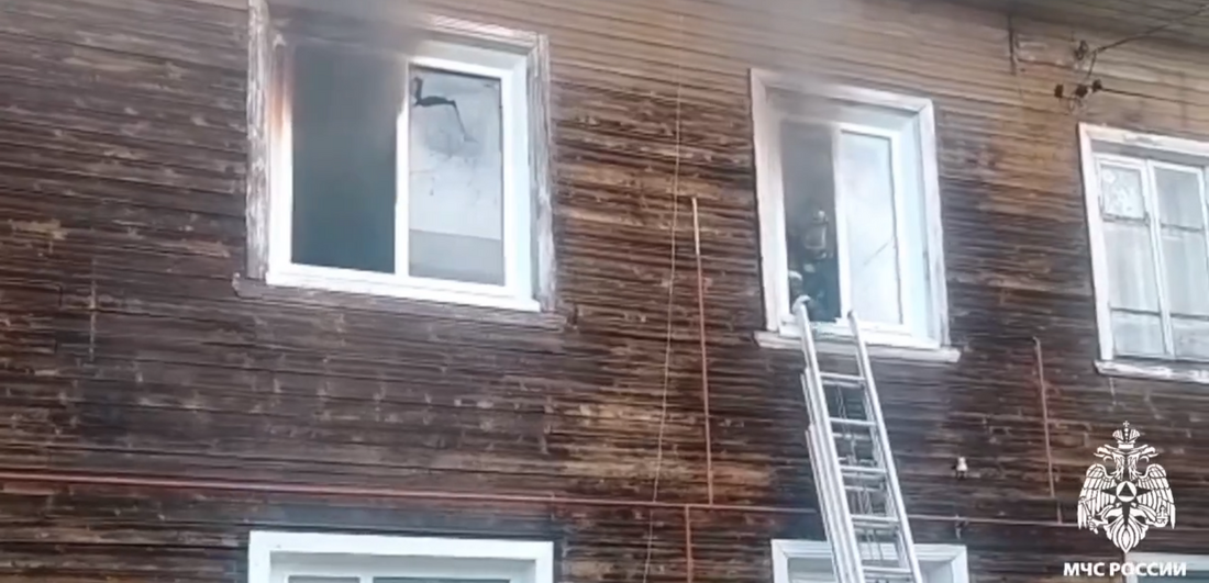10 человек эвакуировались из горящего дома в Соколе