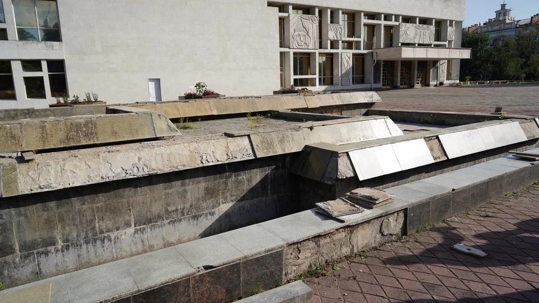Фонтан у Вологодского драматического театра демонтировали из-за непригодности