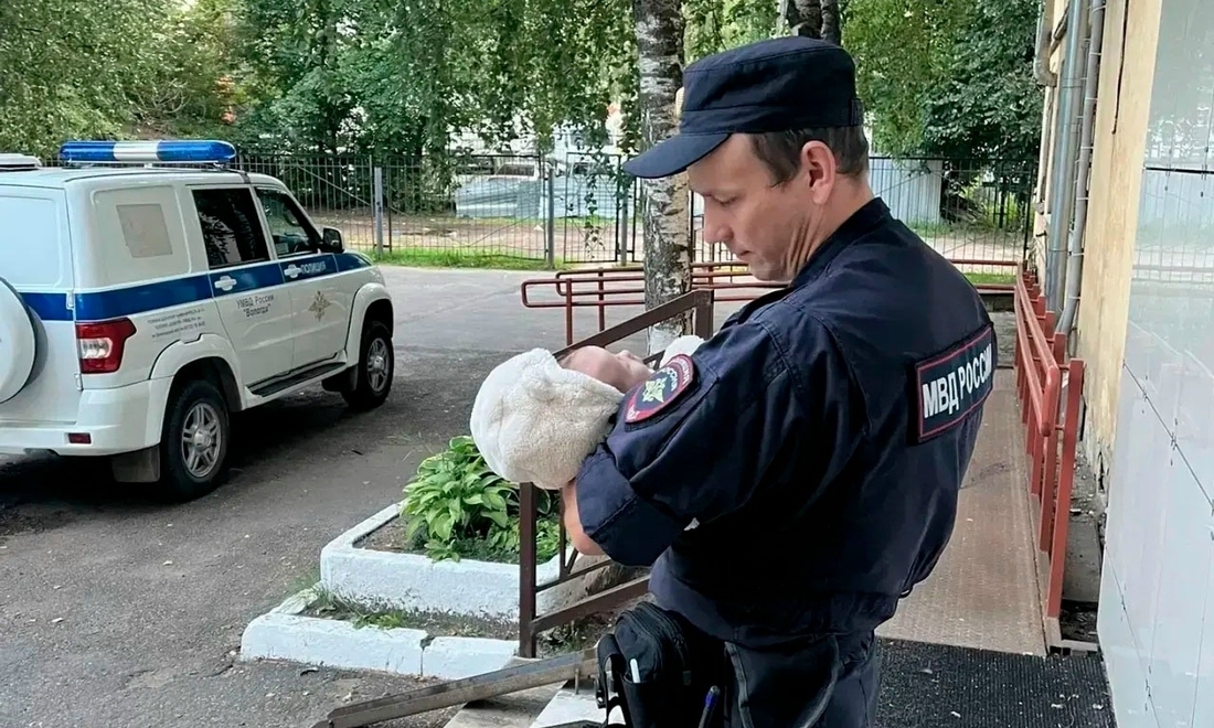 Вологодские полицейские спасли новорождённого от матери