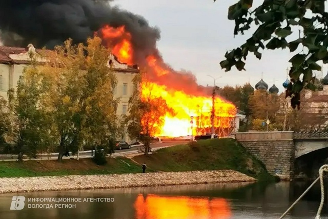 В Вологде горит знаменитый Дом со штурвалом