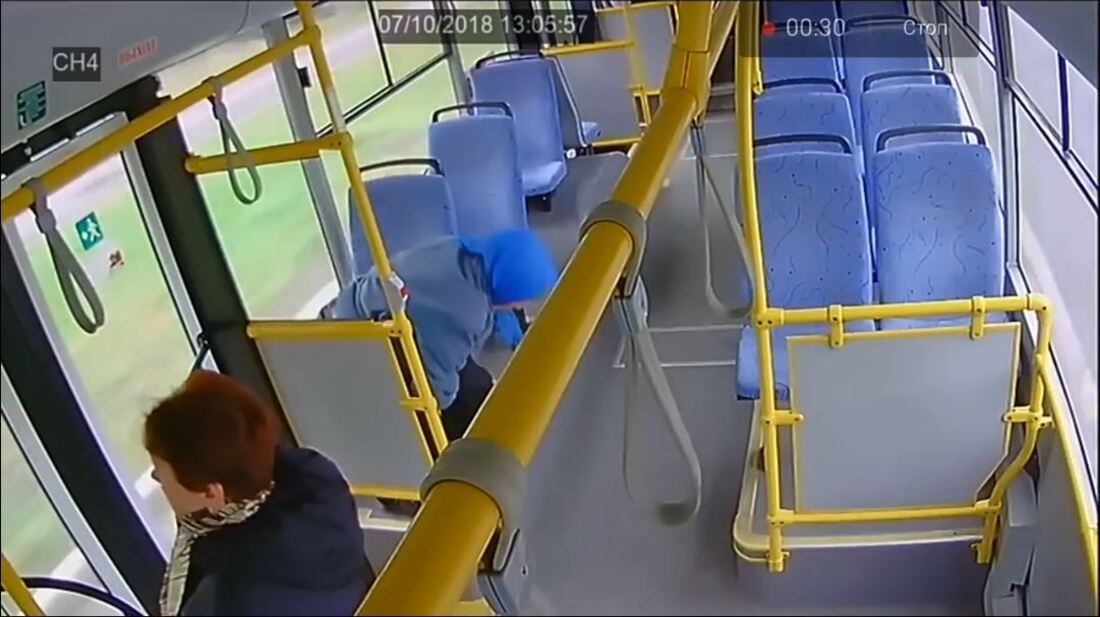 Без комплексов: в Череповце пожилая женщина справила нужду в автобусе