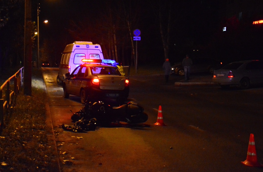 Мотоциклист сбил девушку в Череповце: оба участника движения в больнице