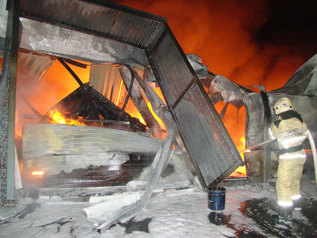 Огромный ангар сгорел сегодня ночью в Вологде